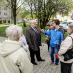 13.4.2016 Kielce. Interwencja Radia Kielce w sprawie wandali niszczących klatki schodowe na KSMie, m.in. w bloku przy Karłowicza 13. O godzinie 12.10 spotkaliśmy się z mieszkańcami, oraz administracją spółdzielni. / Wojciech Habdas / Radio Kielce