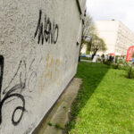 13.4.2016 Kielce. Interwencja Radia Kielce w sprawie wandali niszczących klatki schodowe na KSMie, m.in. w bloku przy Karłowicza 13. O godzinie 12.10 spotkaliśmy się z mieszkańcami, oraz administracją spółdzielni. / Wojciech Habdas / Radio Kielce