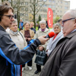 13.4.2016 Kielce. Interwencja Radia Kielce w sprawie wandali niszczących klatki schodowe na KSMie, m.in. w bloku przy Karłowicza 13. O godzinie 12.10 spotkaliśmy się z mieszkańcami, oraz administracją spółdzielni. / Wojciech Habdas / Radio Kielce