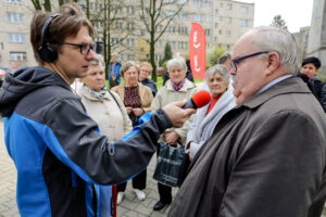 13.4.2016 Kielce. Interwencja Radia Kielce w sprawie wandali niszczących klatki schodowe na KSMie, m.in. w bloku przy Karłowicza 13. O godzinie 12.10 spotkaliśmy się z mieszkańcami, oraz administracją spółdzielni. / Wojciech Habdas / Radio Kielce