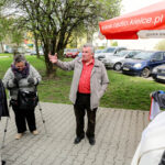 13.4.2016 Kielce. Interwencja Radia Kielce w sprawie wandali niszczących klatki schodowe na KSMie, m.in. w bloku przy Karłowicza 13. O godzinie 12.10 spotkaliśmy się z mieszkańcami, oraz administracją spółdzielni. / Wojciech Habdas / Radio Kielce