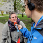 13.4.2016 Kielce. Interwencja Radia Kielce w sprawie wandali niszczących klatki schodowe na KSMie, m.in. w bloku przy Karłowicza 13. O godzinie 12.10 spotkaliśmy się z mieszkańcami, oraz administracją spółdzielni. / Wojciech Habdas / Radio Kielce