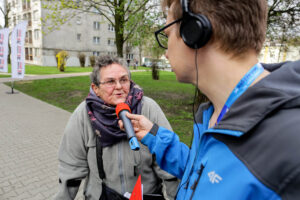 13.4.2016 Kielce. Interwencja Radia Kielce w sprawie wandali niszczących klatki schodowe na KSMie, m.in. w bloku przy Karłowicza 13. O godzinie 12.10 spotkaliśmy się z mieszkańcami, oraz administracją spółdzielni. / Wojciech Habdas / Radio Kielce