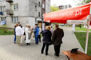 13.4.2016 Kielce. Interwencja Radia Kielce w sprawie wandali niszczących klatki schodowe na KSMie, m.in. w bloku przy Karłowicza 13. O godzinie 12.10 spotkaliśmy się z mieszkańcami, oraz administracją spółdzielni. / Wojciech Habdas / Radio Kielce