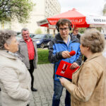 13.4.2016 Kielce. Interwencja Radia Kielce w sprawie wandali niszczących klatki schodowe na KSMie, m.in. w bloku przy Karłowicza 13. O godzinie 12.10 spotkaliśmy się z mieszkańcami, oraz administracją spółdzielni. / Wojciech Habdas / Radio Kielce