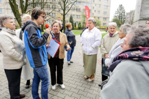 13.4.2016 Kielce. Interwencja Radia Kielce w sprawie wandali niszczących klatki schodowe na KSMie, m.in. w bloku przy Karłowicza 13. O godzinie 12.10 spotkaliśmy się z mieszkańcami, oraz administracją spółdzielni. / Wojciech Habdas / Radio Kielce