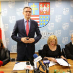 14.4.2016 Kielce. Województwo świętokrzyskie przystąpiło do projektu wspomagającego słabo rozwinięte regiony Unii Europejskiej. W Urzędzie Marszałkowskim podpisano list intencyjny. / Wojciech Habdas / Radio Kielce