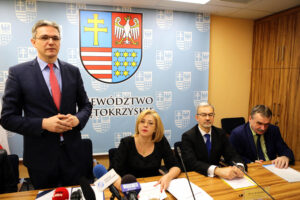 14.4.2016 Kielce. Województwo świętokrzyskie przystąpiło do projektu wspomagającego słabo rozwinięte regiony Unii Europejskiej. W Urzędzie Marszałkowskim podpisano list intencyjny. / Wojciech Habdas / Radio Kielce