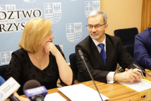 14.4.2016 Kielce. Województwo świętokrzyskie przystąpiło do projektu wspomagającego słabo rozwinięte regiony Unii Europejskiej. W Urzędzie Marszałkowskim podpisano list intencyjny. / Wojciech Habdas / Radio Kielce