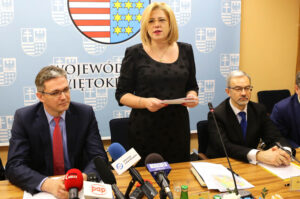 14.4.2016 Kielce. Województwo świętokrzyskie przystąpiło do projektu wspomagającego słabo rozwinięte regiony Unii Europejskiej. W Urzędzie Marszałkowskim podpisano list intencyjny. / Wojciech Habdas / Radio Kielce