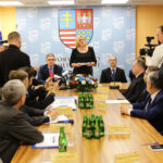 14.4.2016 Kielce. Województwo świętokrzyskie przystąpiło do projektu wspomagającego słabo rozwinięte regiony Unii Europejskiej. W Urzędzie Marszałkowskim podpisano list intencyjny. / Wojciech Habdas / Radio Kielce