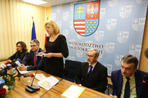 14.4.2016 Kielce. Województwo świętokrzyskie przystąpiło do projektu wspomagającego słabo rozwinięte regiony Unii Europejskiej. W Urzędzie Marszałkowskim podpisano list intencyjny. / Wojciech Habdas / Radio Kielce