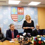 14.4.2016 Kielce. Województwo świętokrzyskie przystąpiło do projektu wspomagającego słabo rozwinięte regiony Unii Europejskiej. W Urzędzie Marszałkowskim podpisano list intencyjny. / Wojciech Habdas / Radio Kielce