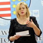 14.4.2016 Kielce. Województwo świętokrzyskie przystąpiło do projektu wspomagającego słabo rozwinięte regiony Unii Europejskiej. W Urzędzie Marszałkowskim podpisano list intencyjny. n/z Corina Cretu, Unijny komisarz ds Polityki Regionalnej / Wojciech Habdas / Radio Kielce