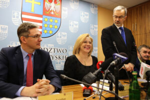 14.4.2016 Kielce. Województwo świętokrzyskie przystąpiło do projektu wspomagającego słabo rozwinięte regiony Unii Europejskiej. W Urzędzie Marszałkowskim podpisano list intencyjny. / Wojciech Habdas / Radio Kielce