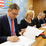 14.4.2016 Kielce. Województwo świętokrzyskie przystąpiło do projektu wspomagającego słabo rozwinięte regiony Unii Europejskiej. W Urzędzie Marszałkowskim podpisano list intencyjny. / Wojciech Habdas / Radio Kielce