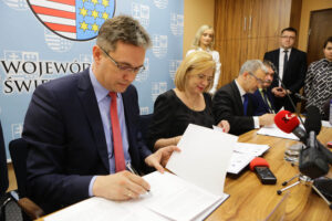 14.4.2016 Kielce. Województwo świętokrzyskie przystąpiło do projektu wspomagającego słabo rozwinięte regiony Unii Europejskiej. W Urzędzie Marszałkowskim podpisano list intencyjny. / Wojciech Habdas / Radio Kielce