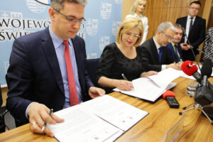 14.4.2016 Kielce. Województwo świętokrzyskie przystąpiło do projektu wspomagającego słabo rozwinięte regiony Unii Europejskiej. W Urzędzie Marszałkowskim podpisano list intencyjny. / Wojciech Habdas / Radio Kielce