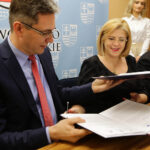 14.4.2016 Kielce. Województwo świętokrzyskie przystąpiło do projektu wspomagającego słabo rozwinięte regiony Unii Europejskiej. W Urzędzie Marszałkowskim podpisano list intencyjny. / Wojciech Habdas / Radio Kielce