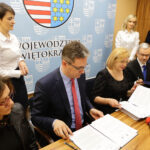 14.4.2016 Kielce. Województwo świętokrzyskie przystąpiło do projektu wspomagającego słabo rozwinięte regiony Unii Europejskiej. W Urzędzie Marszałkowskim podpisano list intencyjny. / Wojciech Habdas / Radio Kielce