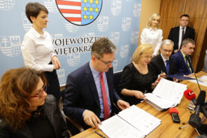 14.4.2016 Kielce. Województwo świętokrzyskie przystąpiło do projektu wspomagającego słabo rozwinięte regiony Unii Europejskiej. W Urzędzie Marszałkowskim podpisano list intencyjny. / Wojciech Habdas / Radio Kielce