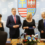 14.4.2016 Kielce. Województwo świętokrzyskie przystąpiło do projektu wspomagającego słabo rozwinięte regiony Unii Europejskiej. W Urzędzie Marszałkowskim podpisano list intencyjny. / Wojciech Habdas / Radio Kielce