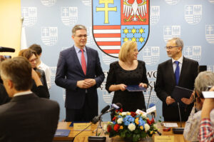 14.4.2016 Kielce. Województwo świętokrzyskie przystąpiło do projektu wspomagającego słabo rozwinięte regiony Unii Europejskiej. W Urzędzie Marszałkowskim podpisano list intencyjny. / Wojciech Habdas / Radio Kielce