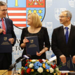 14.4.2016 Kielce. Województwo świętokrzyskie przystąpiło do projektu wspomagającego słabo rozwinięte regiony Unii Europejskiej. W Urzędzie Marszałkowskim podpisano list intencyjny. / Wojciech Habdas / Radio Kielce