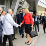 14.4.2016 Kielce. Unijny komisarz ds Polityki Regionalnej Corina Cretu odwiedziła Świętokrzyskie Centrum Onkologii. / Wojciech Habdas / Radio Kielce