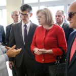 14.4.2016 Kielce. Unijny komisarz ds Polityki Regionalnej Corina Cretu odwiedziła Świętokrzyskie Centrum Onkologii. / Wojciech Habdas / Radio Kielce