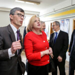 14.4.2016 Kielce. Unijny komisarz ds Polityki Regionalnej Corina Cretu odwiedziła Świętokrzyskie Centrum Onkologii. / Wojciech Habdas / Radio Kielce