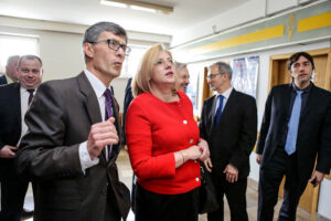 14.4.2016 Kielce. Unijny komisarz ds Polityki Regionalnej Corina Cretu odwiedziła Świętokrzyskie Centrum Onkologii. / Wojciech Habdas / Radio Kielce