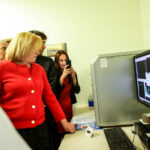 14.4.2016 Kielce. Unijny komisarz ds Polityki Regionalnej Corina Cretu odwiedziła Świętokrzyskie Centrum Onkologii. / Wojciech Habdas / Radio Kielce