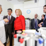 14.4.2016 Kielce. Unijny komisarz ds Polityki Regionalnej Corina Cretu odwiedziła Świętokrzyskie Centrum Onkologii. / Wojciech Habdas / Radio Kielce