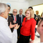 14.4.2016 Kielce. Unijny komisarz ds Polityki Regionalnej Corina Cretu odwiedziła Świętokrzyskie Centrum Onkologii. / Wojciech Habdas / Radio Kielce