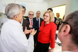 14.4.2016 Kielce. Unijny komisarz ds Polityki Regionalnej Corina Cretu odwiedziła Świętokrzyskie Centrum Onkologii. / Wojciech Habdas / Radio Kielce