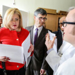 14.4.2016 Kielce. Unijny komisarz ds Polityki Regionalnej Corina Cretu odwiedziła Świętokrzyskie Centrum Onkologii. / Wojciech Habdas / Radio Kielce