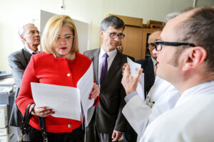 14.4.2016 Kielce. Unijny komisarz ds Polityki Regionalnej Corina Cretu odwiedziła Świętokrzyskie Centrum Onkologii. / Wojciech Habdas / Radio Kielce