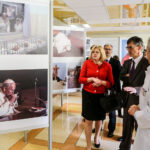 14.4.2016 Kielce. Unijny komisarz ds Polityki Regionalnej Corina Cretu odwiedziła Świętokrzyskie Centrum Onkologii. / Wojciech Habdas / Radio Kielce