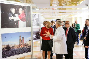 14.4.2016 Kielce. Unijny komisarz ds Polityki Regionalnej Corina Cretu odwiedziła Świętokrzyskie Centrum Onkologii. / Wojciech Habdas / Radio Kielce