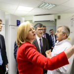 14.4.2016 Kielce. Unijny komisarz ds Polityki Regionalnej Corina Cretu odwiedziła Świętokrzyskie Centrum Onkologii. / Wojciech Habdas / Radio Kielce