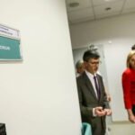 14.4.2016 Kielce. Unijny komisarz ds Polityki Regionalnej Corina Cretu odwiedziła Świętokrzyskie Centrum Onkologii. / Wojciech Habdas / Radio Kielce