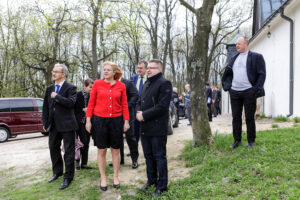 14.4.2016 Kielce. Unijny komisarz ds Polityki Regionalnej Corina Cretu odwiedziła także Ojców Pallotynów na Karczówce. Wizytę rozpoczęto od obejrzenia panoramy miasta. / Wojciech Habdas / Radio Kielce