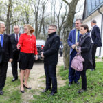 14.4.2016 Kielce. Unijny komisarz ds Polityki Regionalnej Corina Cretu odwiedziła także Ojców Pallotynów na Karczówce. Wizytę rozpoczęto od obejrzenia panoramy miasta. / Wojciech Habdas / Radio Kielce