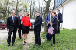 14.4.2016 Kielce. Unijny komisarz ds Polityki Regionalnej Corina Cretu odwiedziła także Ojców Pallotynów na Karczówce. Wizytę rozpoczęto od obejrzenia panoramy miasta. / Wojciech Habdas / Radio Kielce