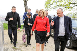 14.4.2016 Kielce. Unijny komisarz ds Polityki Regionalnej Corina Cretu odwiedziła także Ojców Pallotynów na Karczówce. / Wojciech Habdas / Radio Kielce