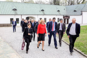 14.4.2016 Kielce. Unijny komisarz ds Polityki Regionalnej Corina Cretu odwiedziła także Ojców Pallotynów na Karczówce. / Wojciech Habdas / Radio Kielce