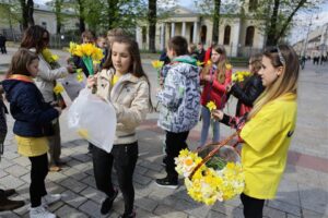 21.04.2016 „Marszem żonkili” rozpoczęła się w województwie świętokrzyskim społeczna kampania „Pola Nadziei”. / Wojciech Habdas / Radio Kielce