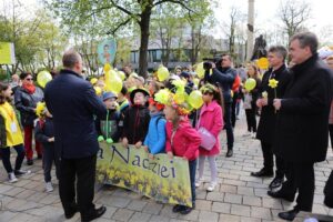 21.04.2016 „Marszem żonkili” rozpoczęła się w województwie świętokrzyskim społeczna kampania „Pola Nadziei”. / Wojciech Habdas / Radio Kielce