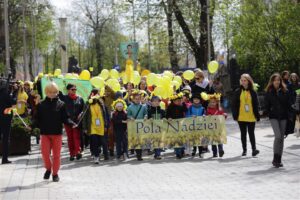 21.04.2016 „Marszem żonkili” rozpoczęła się w województwie świętokrzyskim społeczna kampania „Pola Nadziei”. / Wojciech Habdas / Radio Kielce